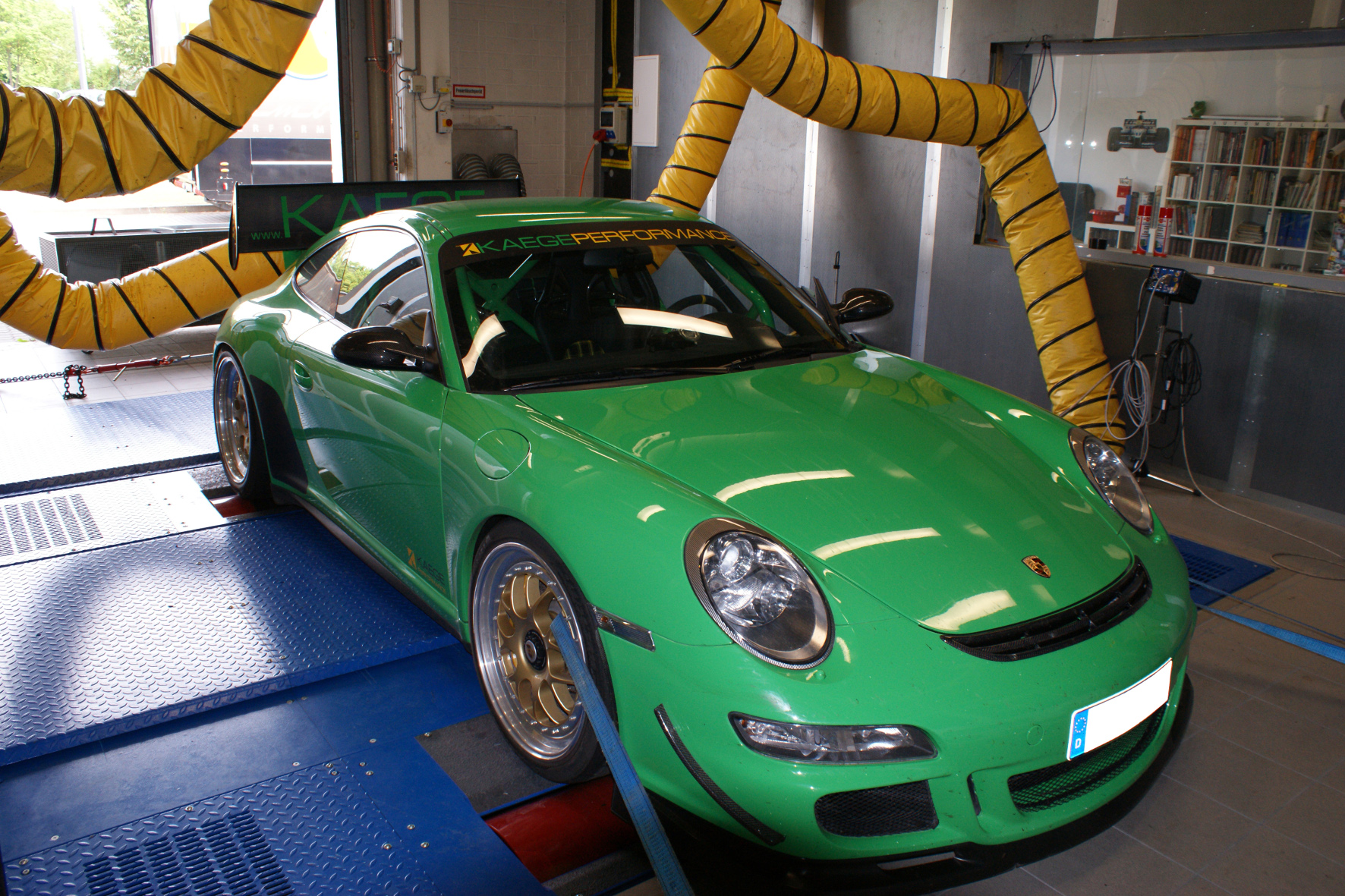 Neue Abgasanlage, Krümmer und Kats, Carbon-Airbox und weitere Detailarbeiten verhelfen dem 911 GT3 zu 440 PS. Das sind 35 Pferdchen mehr als das Serienmodell.