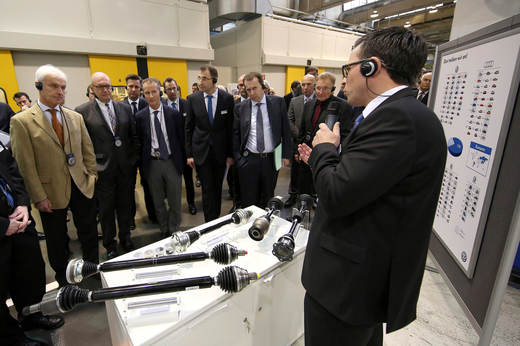 Neue Produktions-Technik und neue Modelle: VW rüstet sich im Werk Hannover für die Zukunft. Matthias Müller, Vorstandsvorsitzender der Volkswagen Aktiengesellschaft, und weitere VW-Vorstände ließen sich jetzt die Neuerungen erklären.