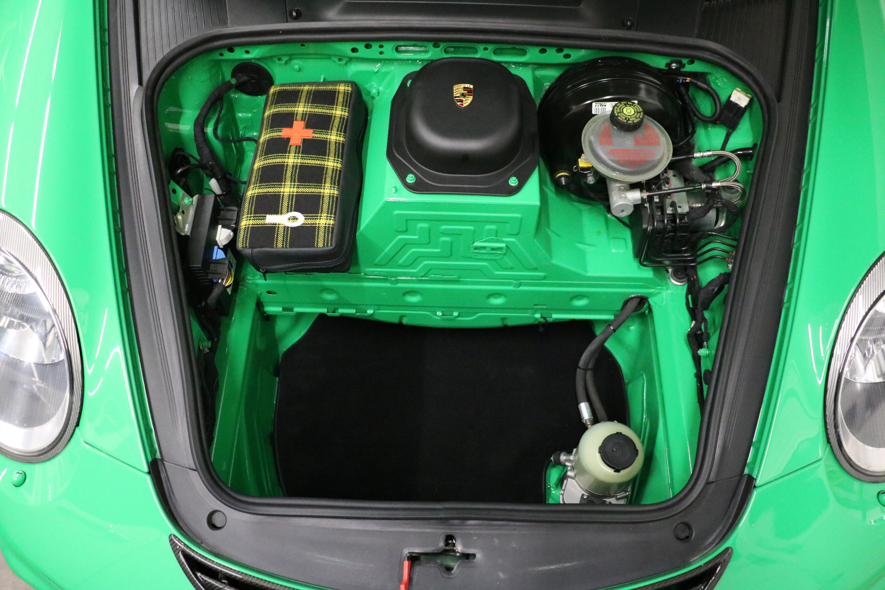 Verkleidungen raus, Spezialtaschen rein: der umgebaute Kofferaum des Porsche 911 GT3 RS.