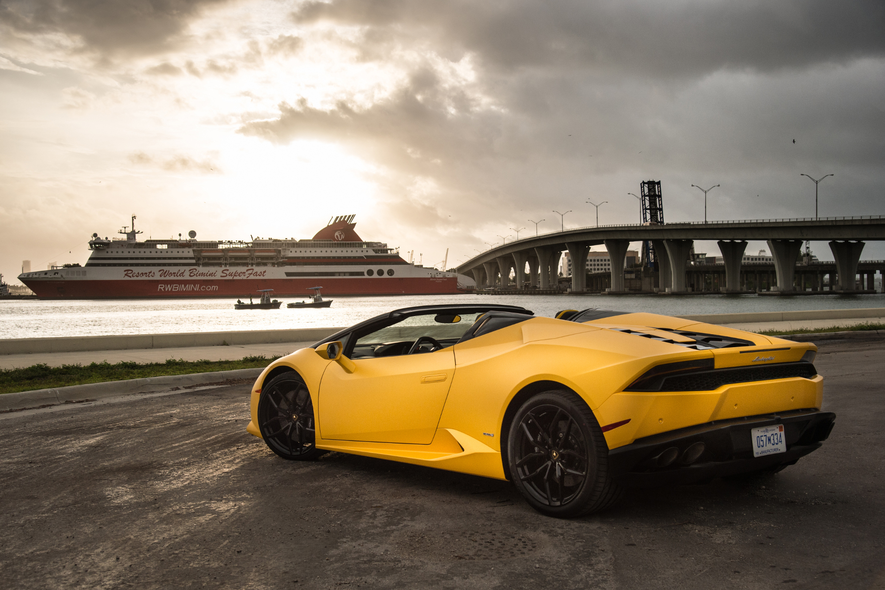 Der Fahrer richtet den Blick im Lamborghini Huracan Spyder besser nach vorne als gen Heckscheibe. Dann ist der Ausblick deutlich produktiver.