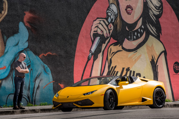 Der fällt auf: Der Lamborghini Huracan LP610-4 Spyder ist das perfekte Spiel-Mobil für Exhibitionisten.