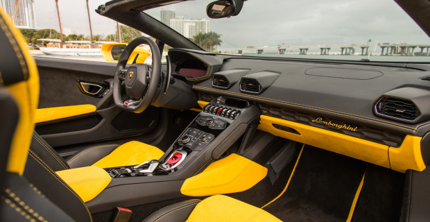 Fahrer und Beifahrer sitzen im Lamborghini Huracan Spyder extrem tief.
