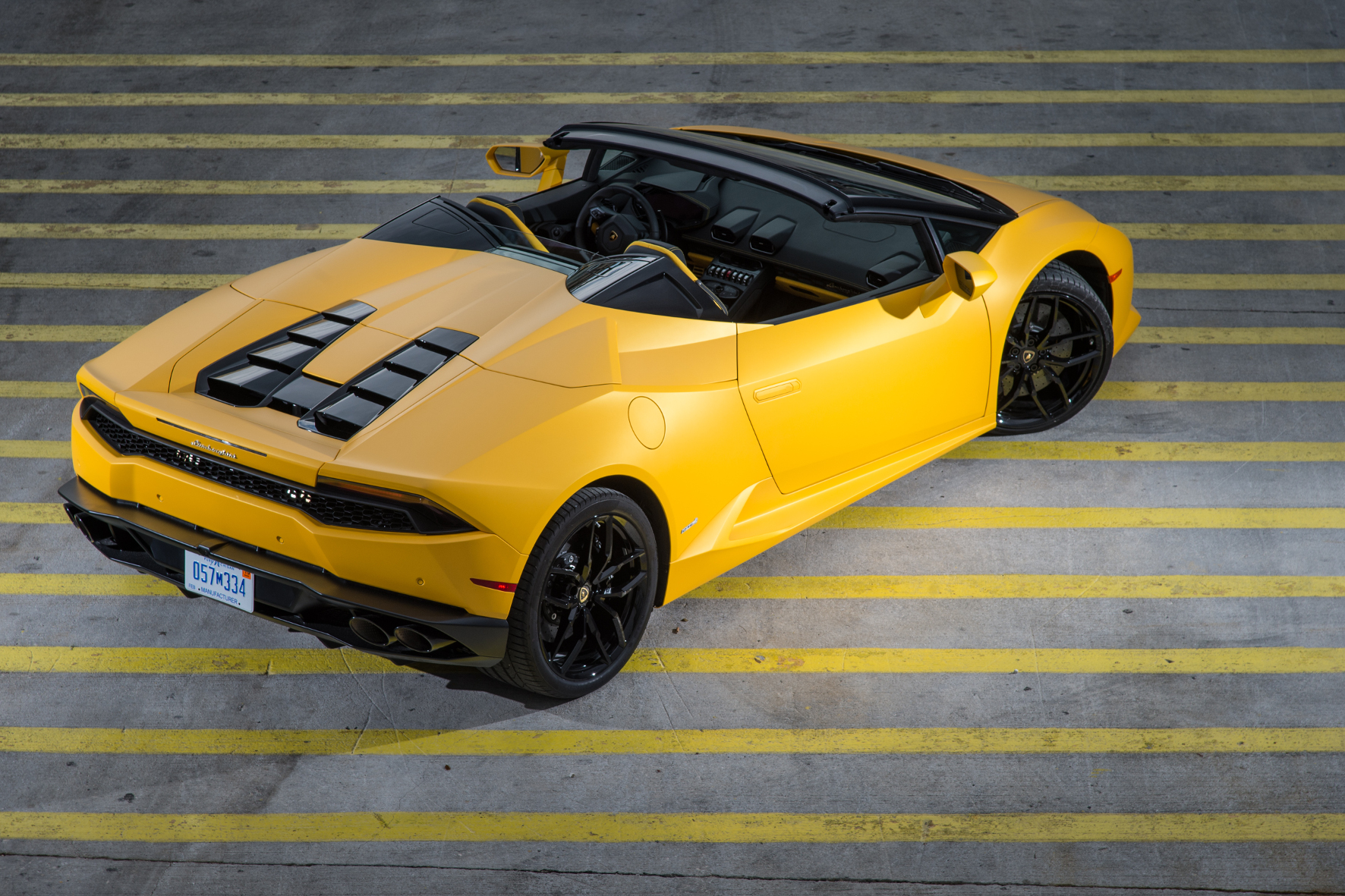 Von Luftöffnungen verdeckt, schlummert im Heck des Lamborghini Huracan Spyder ein 5,2-l-Zehnzylinder mit 610 PS.