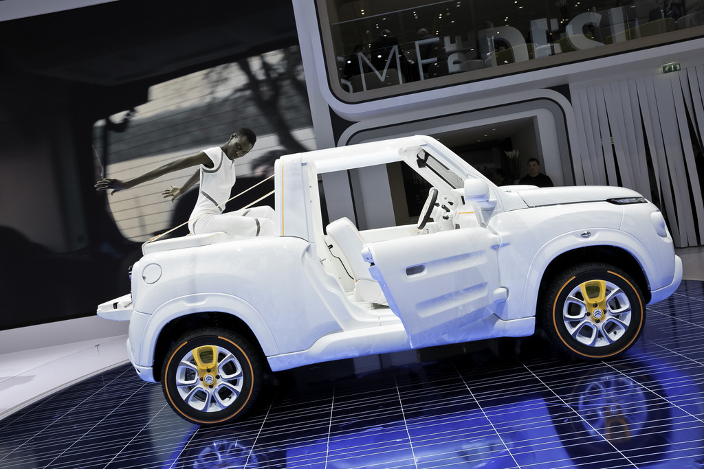 Citroen E-Méhari styled by Courrèges.
