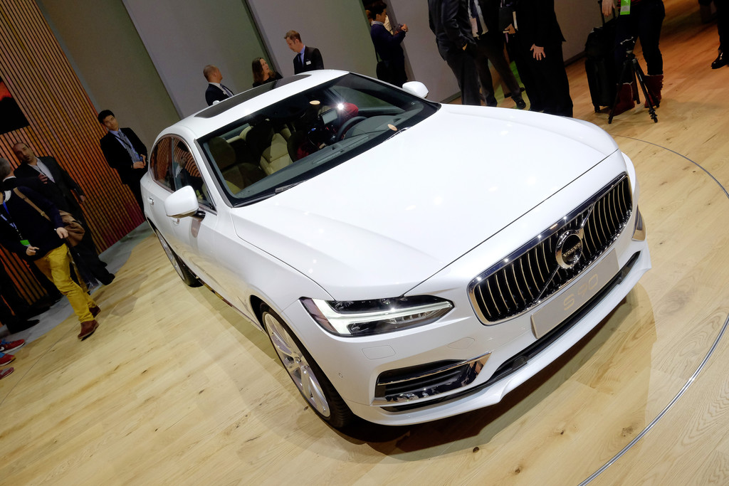Volvo S90.