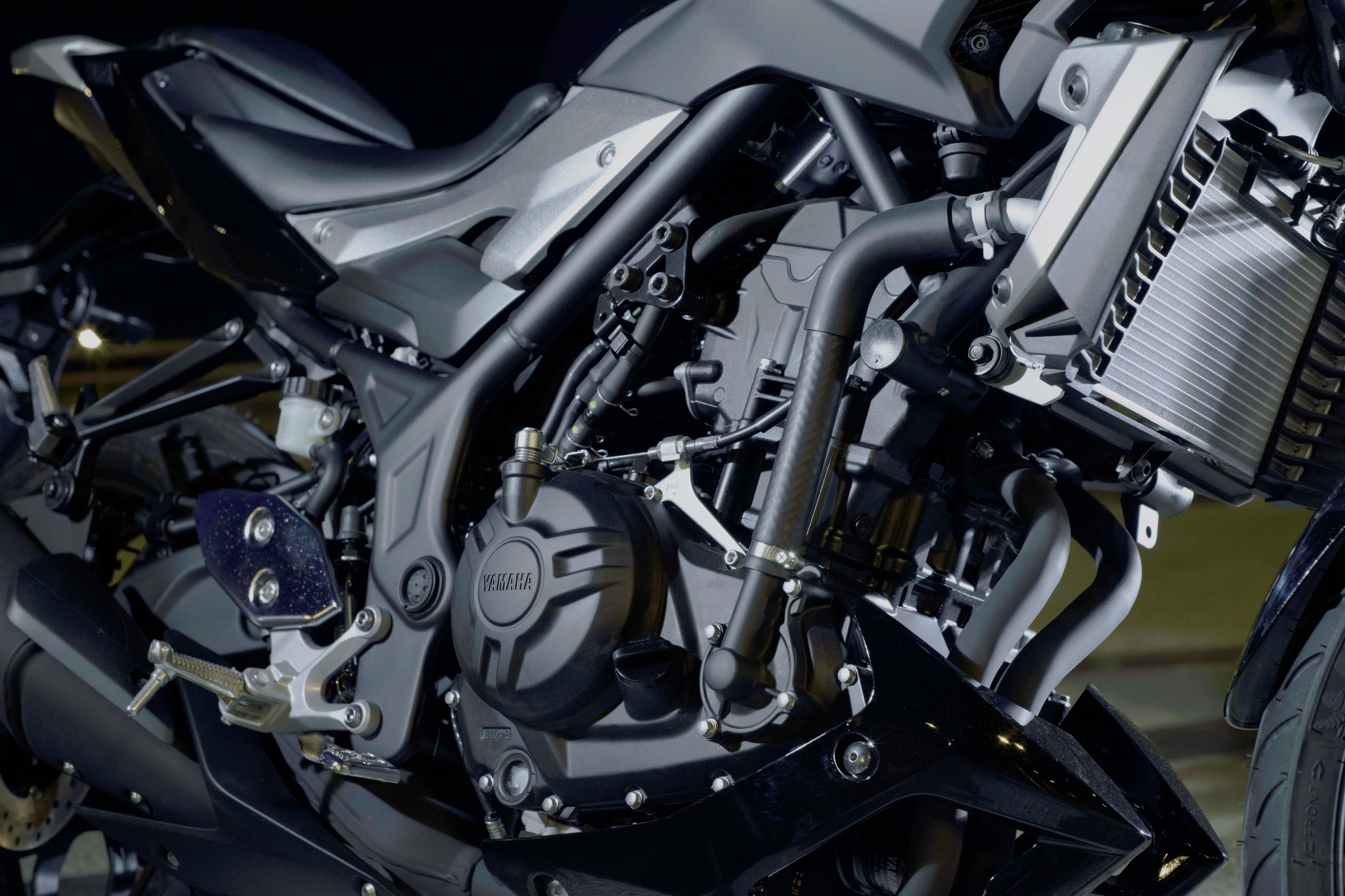 Der flüssigkeitsgekühlte Zweizylinder-Reihenmotor wurde komplett von der YZF-R3 übernommen.