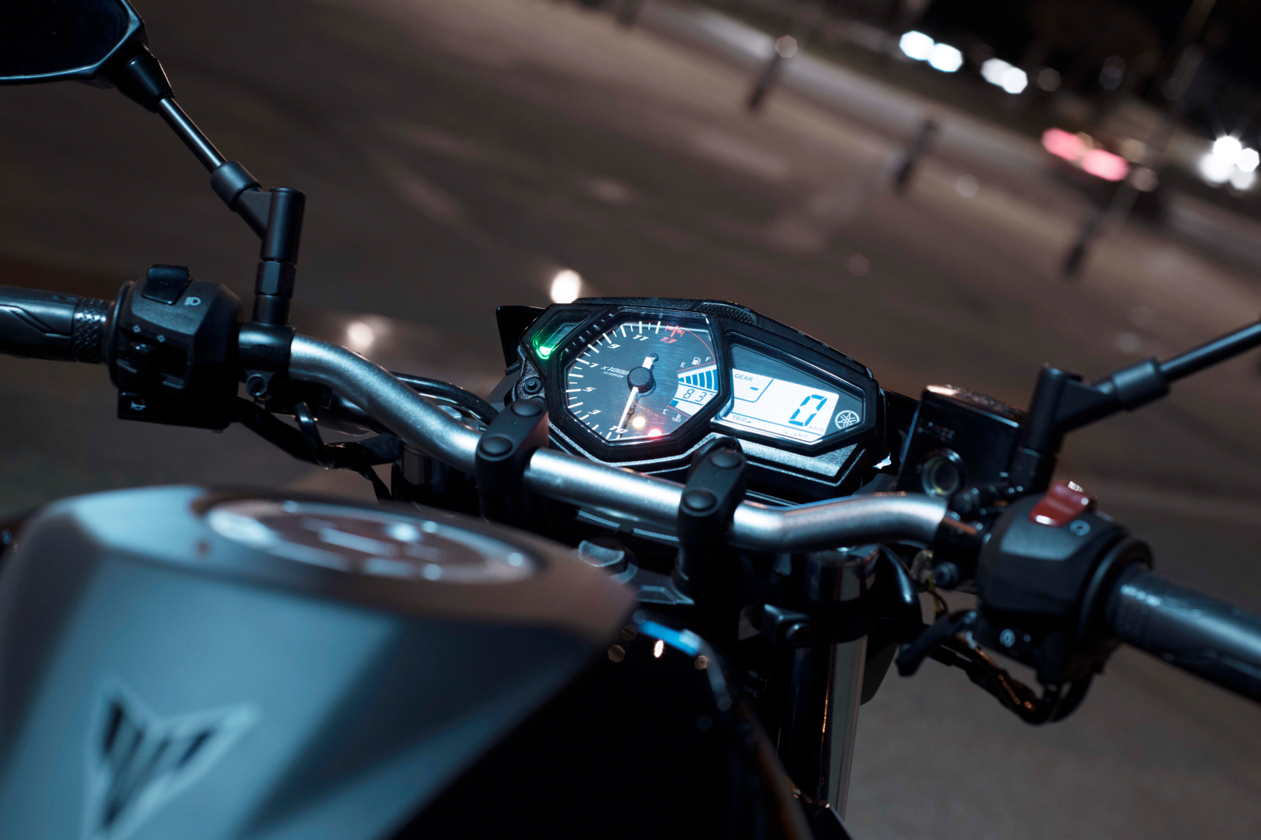 Die 300er bevorzugt aktive Fahrer, die gerne am Quirl drehen und die Drehzahl hoch halten. Deshalb besitzt das Cockpit einen Drehzahlmesser als zentrale Analog-Anzeige.