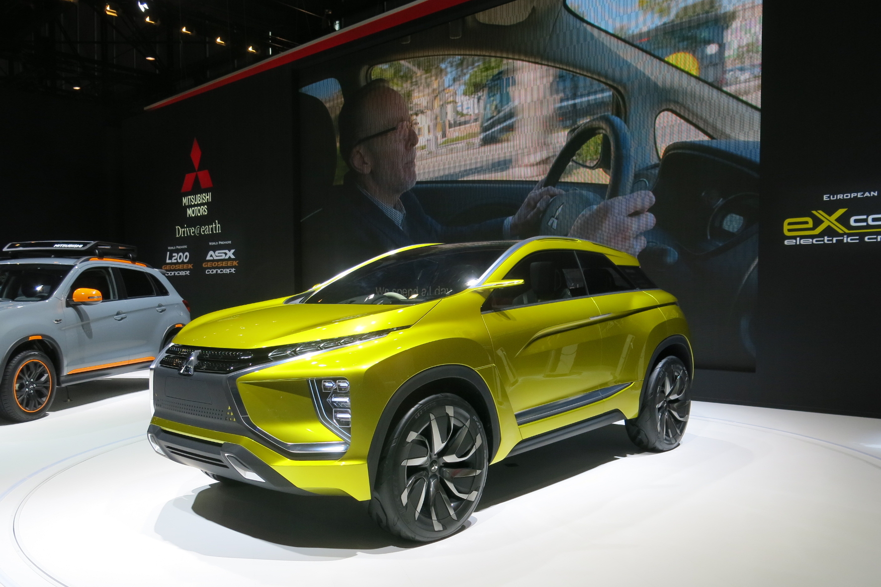 Auf dem Genfer Automobilsalon 2016 feiert das Mitsubishi eX-Concept seine Europa-Premiere, die Vision eines Kompakt-SUV mit einer Hochleistungs-Batterie der nächsten Generation.
