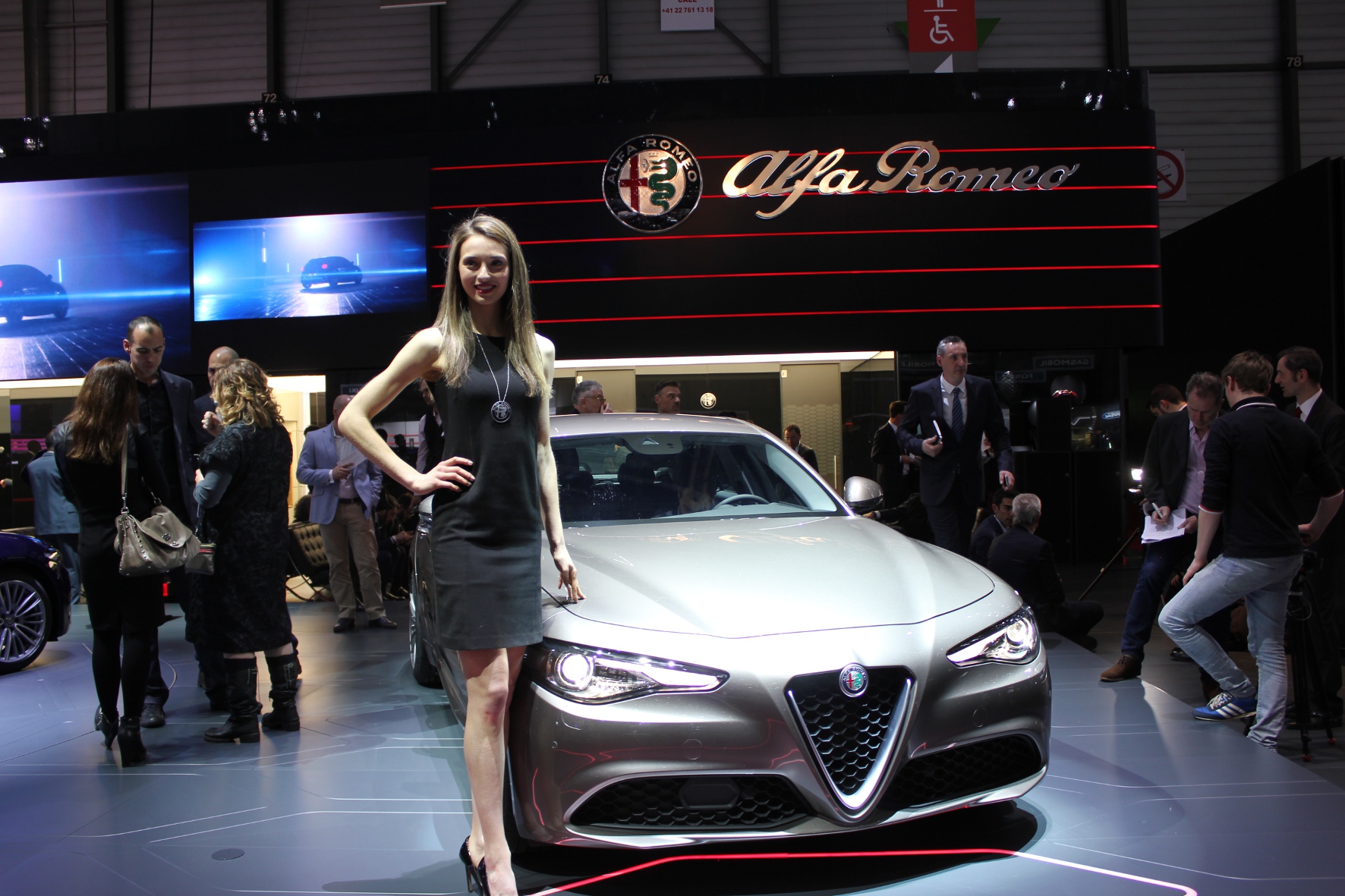 Die neue Alfa Romeo Giulia ist ab Mitte April 2016 zum Preis ab etwa 32.000 Euro bestellbar.