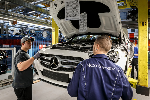 Alle Hände voll zu tun: Daimler will bis zum Jahr 2020 ein neues Pkw-Werk in Europa bauen.