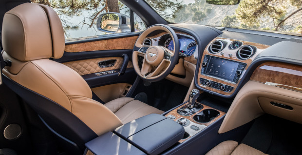 Aus dem Vollen gefräste Alu-Luftauslässe, üppig verlegtes Holzfurnier und in Chrom eingefasste Schalteinheiten: der luxuriöse Innenraum des Bentley Bentayga.