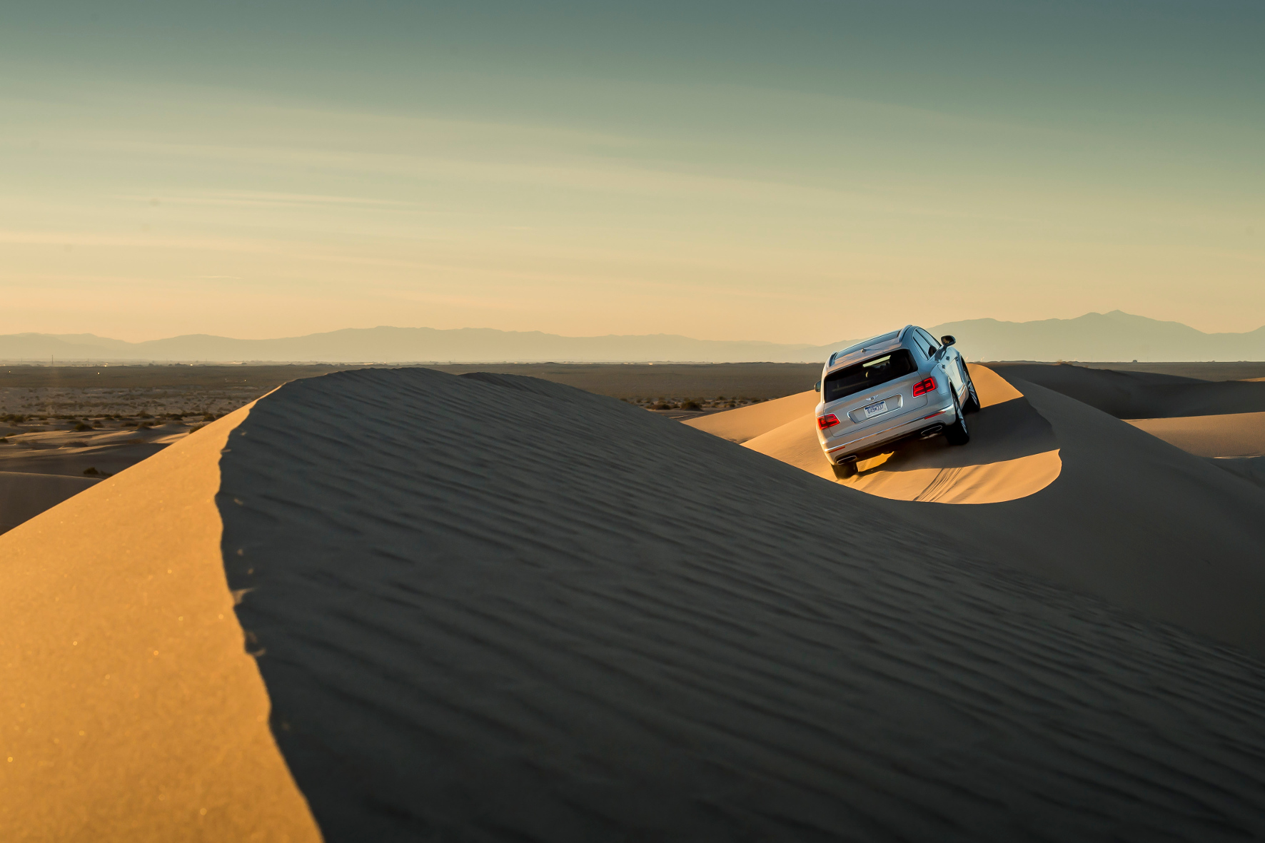 Dünenläufer: Ein spezieller Dynamik-Modus justiert beim Bentley Bentayga Bodenfreiheit, Gasannahme, Schaltstufen der Automatik und optimiert die Kraftverteilung für das wilde Treiben in schwerstem Terrain.