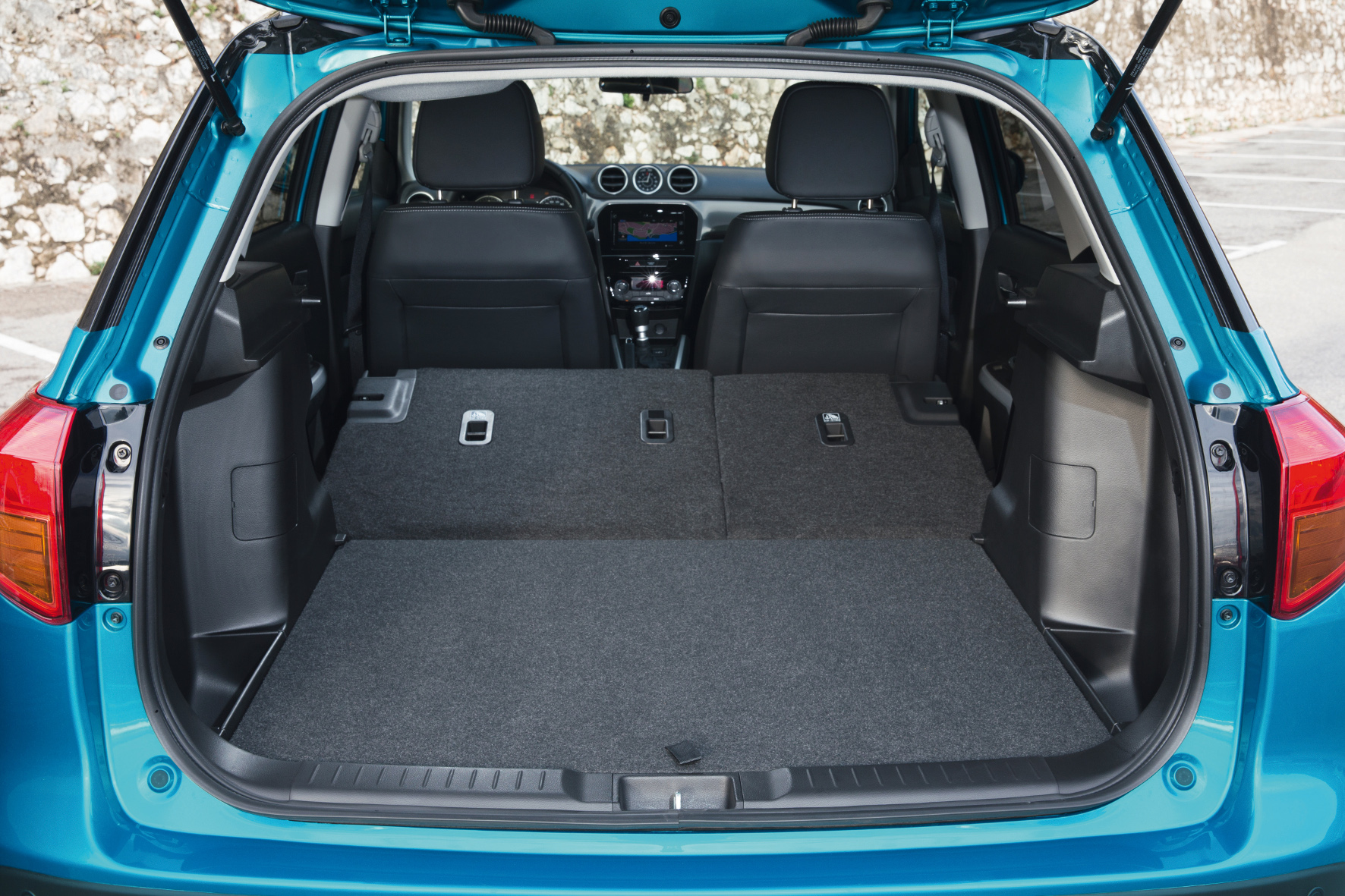 Das Ladevolumen des Suzuki Vitara beträgt bei fünf Sitzplätzen eher bescheidene 375 Liter, durch das Umklappen der Rücksitzlehne ergeben sich maximal 1.120 Liter.