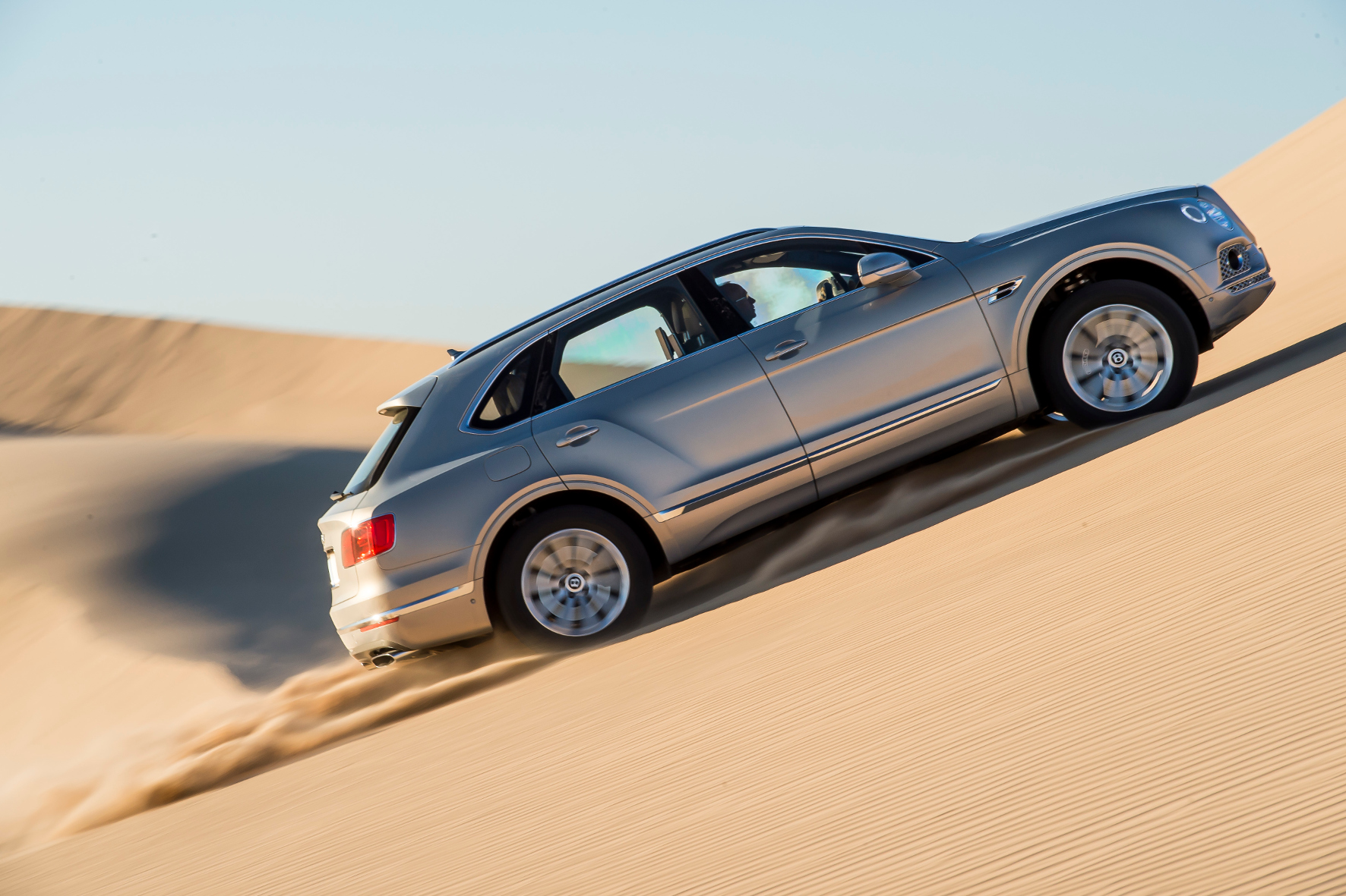 Der 5,14 Meter lange und 2.440 Kilo schwere Bentley Bentayga kommt dank Allrad-Antrieb auf jedem Untergrund zuverlässig voran.