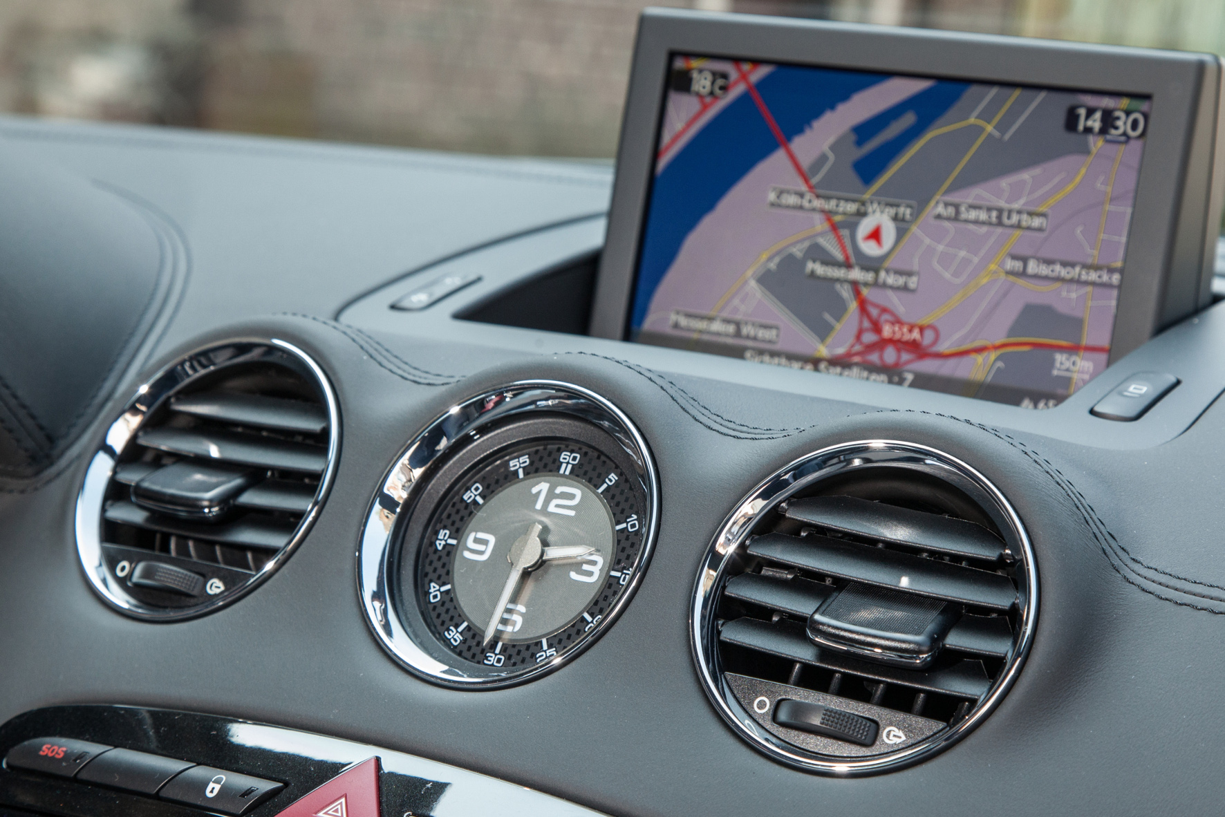 Der 7-Zoll-Bildschirm im Peugeot RCZ R klappt bei Bedarf aus der Mittelkonsole. Ein Navigationssystem gehört zu Serienausstattung.