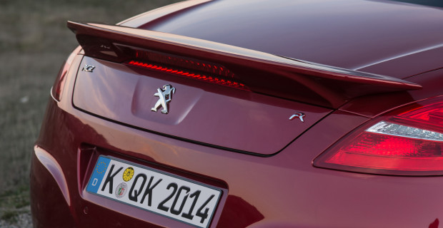Die beiden seitlich platzierten Auspuff-Endrohre des RCZ R sind in einen angedeuteten Diffuser integriert.