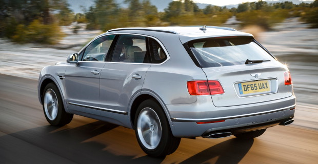 Ein Luftbett verlängert Federwege oder reduziert die Bodenfreiheit während der Fahrt in Schritten ab 80, 160 und über 240 km/h. Dafür duckt sich der Bentayga vorn und hinten unabhängig voneinander zum Asphalt, um die Balance zu optimieren.