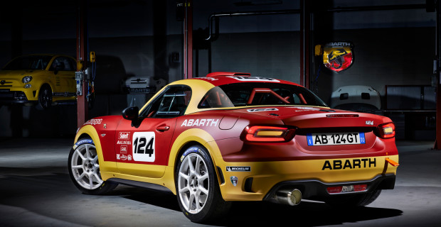 Festes Dach, Überroll-Käfig im Innenraum und dicker Sportauspuff: Der Abarth 124 Spider gibt schon im Stand eine supersportliche Figur ab.
