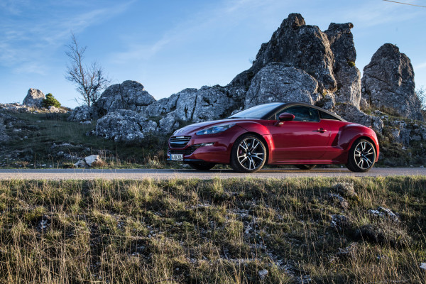 Flacher Aufbau, deutlich ausgestellte Radkästen, lange Haube und kurze Überhänge: Beim RCZ R setzt Peugeot auf klassische Sportwagen-Proportionen.