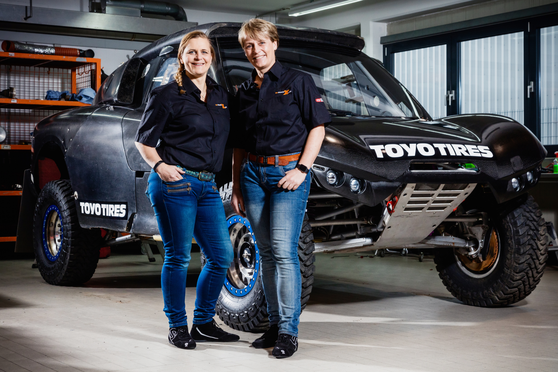 Frauen-Power: Die ehemalige Dakar-Siegerin Jutta Kleinschmidt (rechts) und Beifahrerin Tina Thörner helfen dem deutschen X-raid-Team beim Buggy-Projekt.