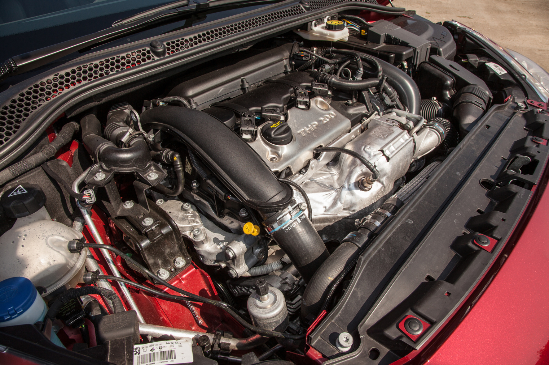 Kleines Kraftpaket: Der nur 1,6 Liter große Vierzylinder im Peugeot RCZ R leistet dank Twin-Scroll-Turbolader 270 PS und 330 Nm maximales Drehmoment, das bereits bei 1.900/min anliegt.