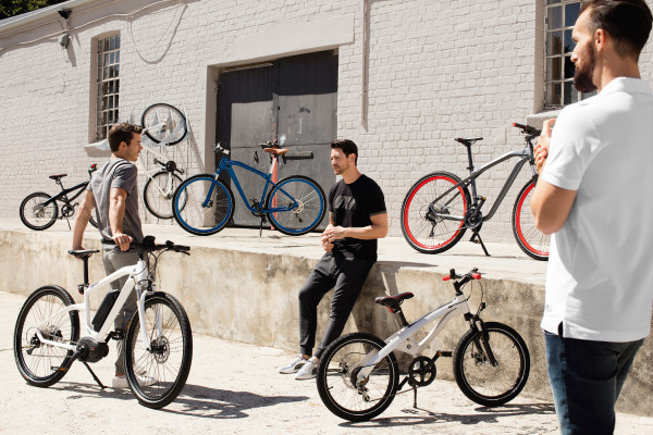 Mit neuen Farbkonzepten und einem breiteren Größenangebot macht BMW seine Bikes fit für den Fahrrad-Frühling.