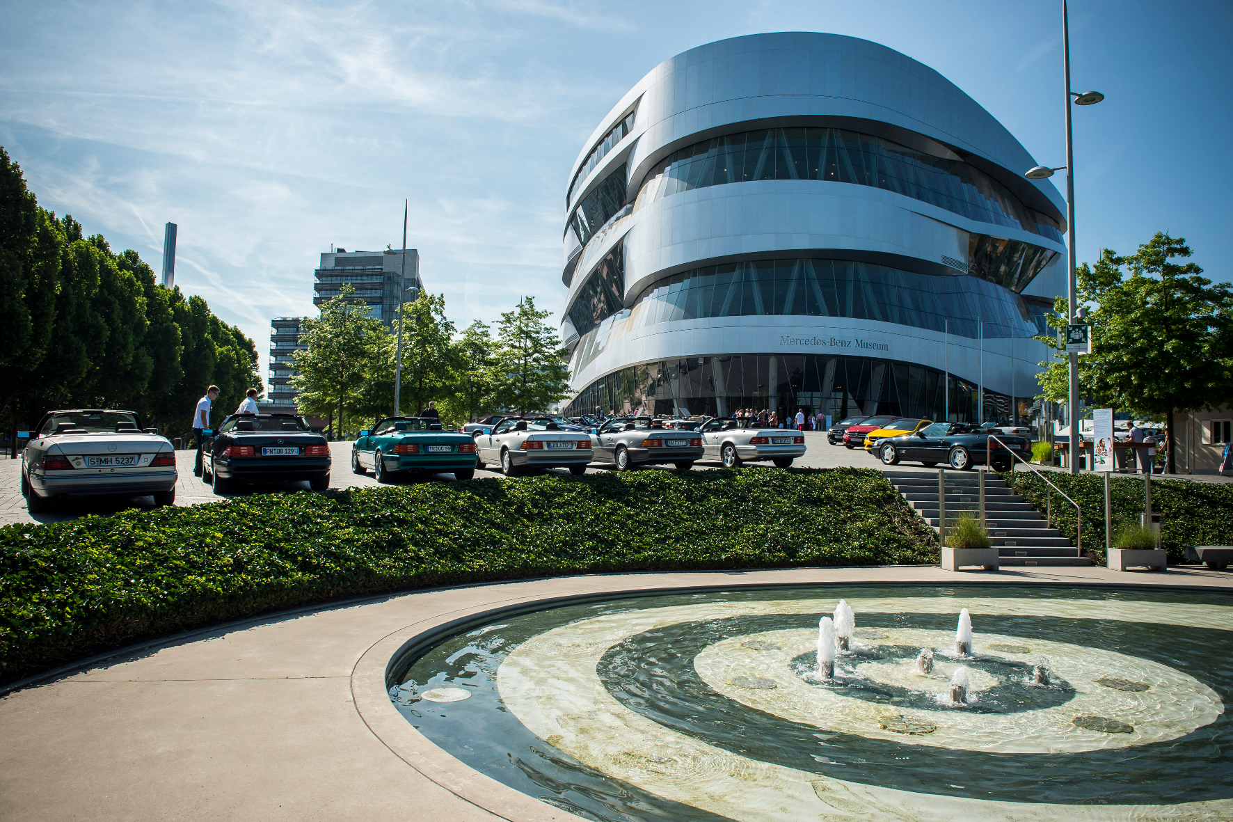 Nette Geste vom Auto-Rivalen: BMW-Mitarbeiter dürfen jetzt kostenlos das Mercedes-Museum in Stuttgart besuchen. Auf diese Art gratuliert die Stern-Marke den Bayerischen Motorenwerken zum 100. Geburtstag.