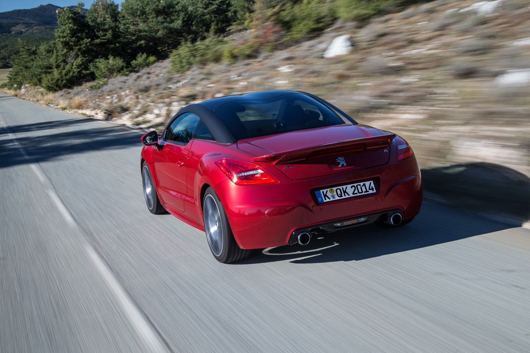 Optisches Alleinstellungsmerkmal des Peugeot RCZ R ist die Doppelwölbung im Dach.