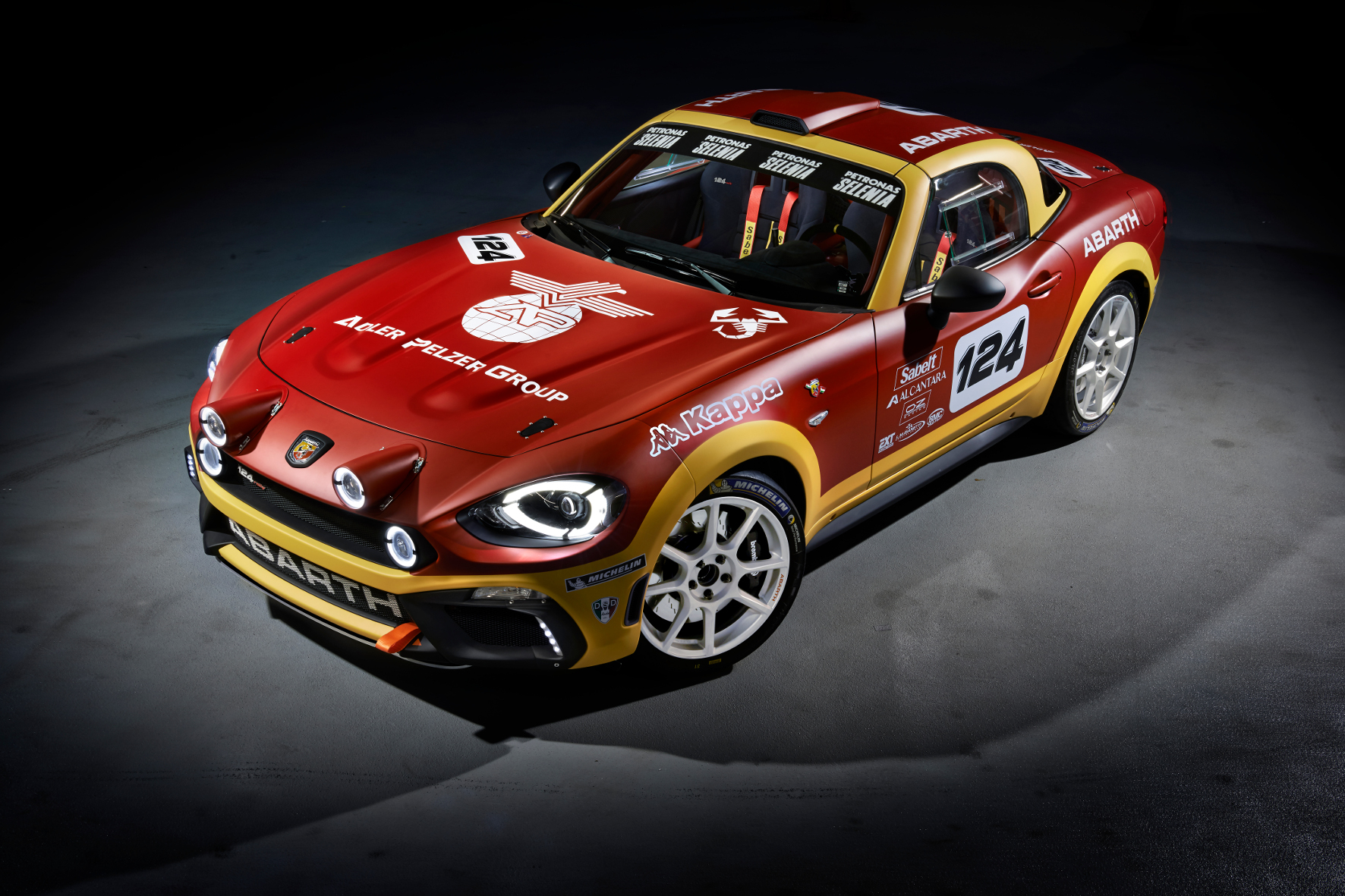 Scharf gemacht: Abarth verpasst dem neuen Fiat 124 ein wenig dezentes Motorsport-Outfit mit Zusatz-Leuchten und Zweifarb-Lackierung uns steigert die Leistung des italienischen Roadster auf 300 PS.