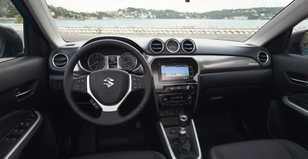 Übersichtlich und modern, aber noch großflächig aus Hartplastik: das Cockpit des Suzuki Vitara.