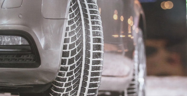 Der Nokian WR A4 hat ein asymmetrisches Laufflächenmuster. Der Hersteller verwendet neben einer mittigen festen Längsrippe Profilblöcke mit gezackten Lamellen. Schneekrallen auf den Längsrillen steigern den Grip auf weichem Untergrund.
