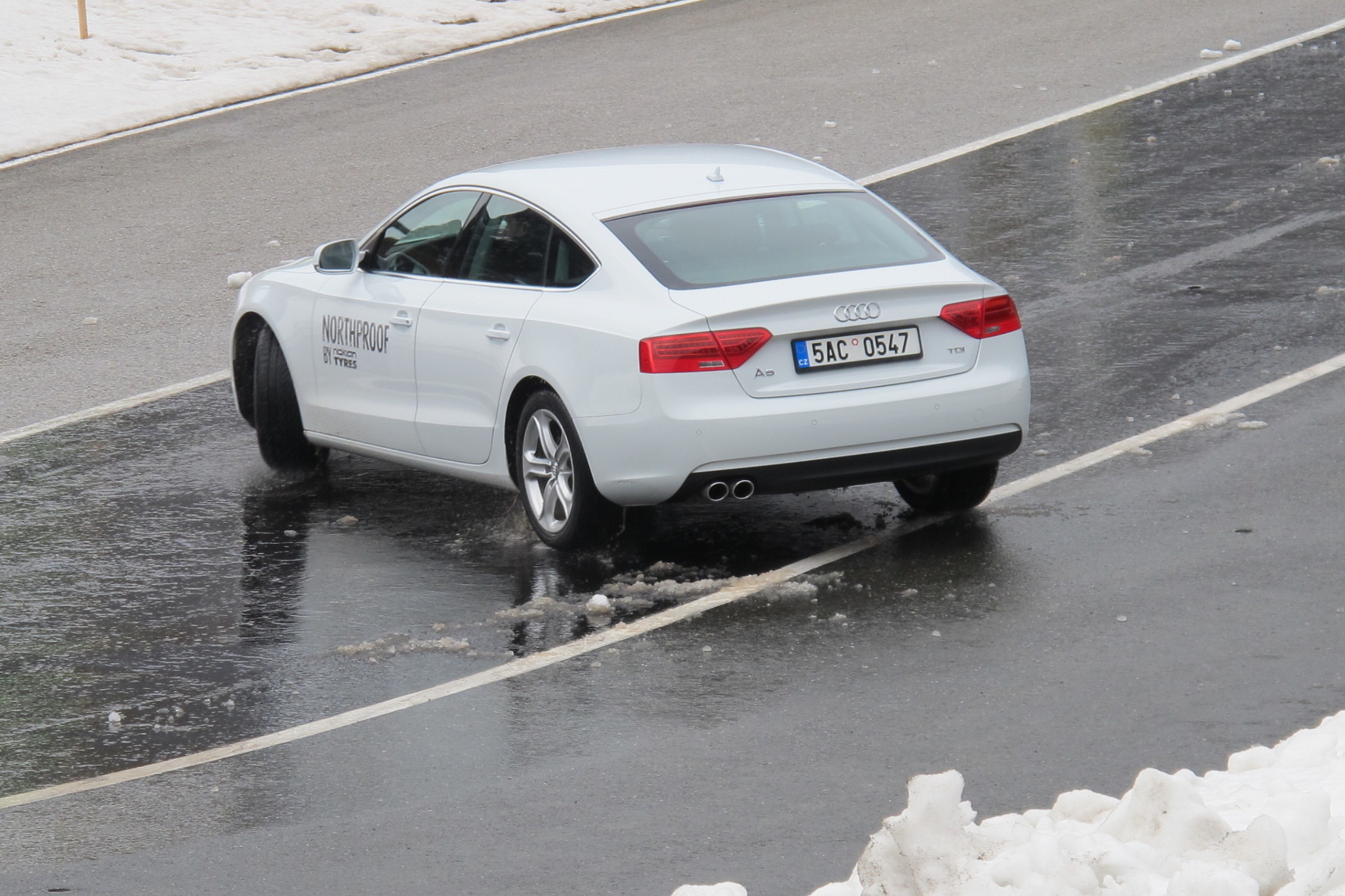Die beim Nokian WR A4 verwendete Gummimischung verbessern die Fahrstabilität und machen den Reifen laut Nokian extrem widerstandsfähig gegen Verschleiß, Stöße und Schnitte.