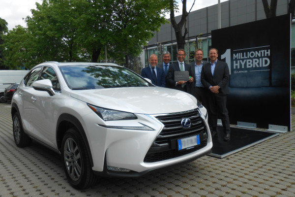Meilenstein für Lexus: Die Toyota-Edeltochter hat jetzt ihr einmillionstes Hybridfahrzeug verkauft: einen weiß lackierten NX 300h.