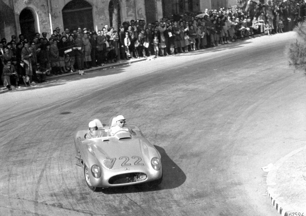 1955. Die späteren Sieger Stirling Moss und Denis Jenkinson nach 303 Kilometer Fahrstrecke in Ravenna