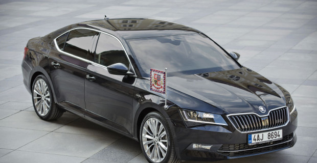 Tschechiens Staatsoberhaupt Miloš Zeman erhielt am 5. Juni 2015 als erster Kunde überhaupt einen Skoda Superb der dritten Generation