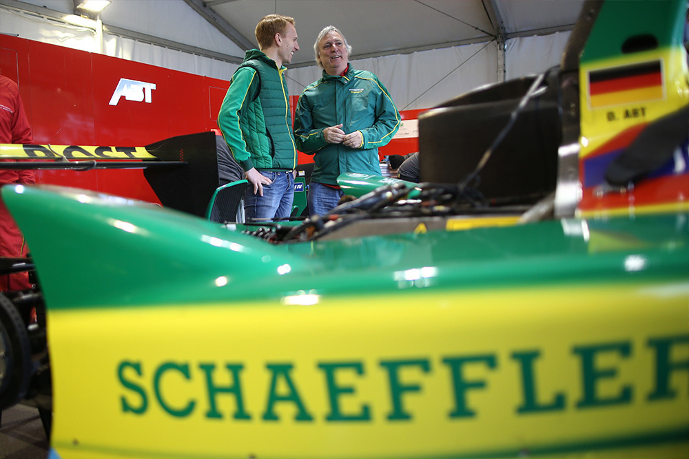 Schaeffler-Technikvorstand Prof. Peter Gutzmer (r.) und Dr. Simon Opel