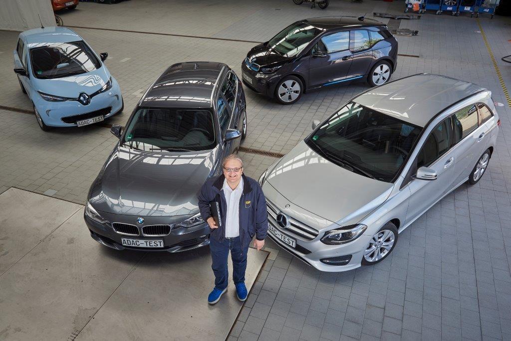 Der ADAC hat untersucht, welche Daten Hersteller aus dem Fahrzeug sammeln: Projektleiter Arnulf Thiemel vor den überprüften Autos