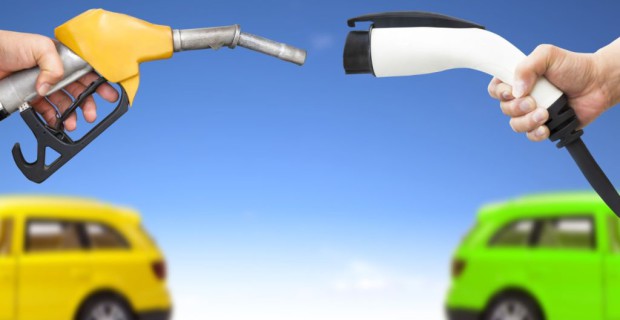 Auch beim Tarif für die Kfz-Versicherung gibt es beträchtliche Unterschiede zwischen E-Fahrzeugen und solchen mit Verbrennungsmotoren