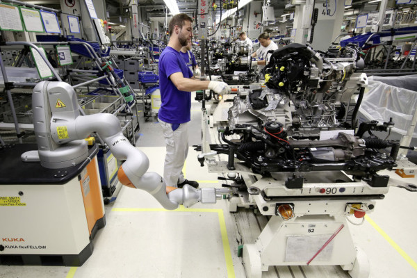 In der VW-Golf-Produktion entlastet der Roboter den Menschen bei ergonomisch ungünstigen Tätigkeiten