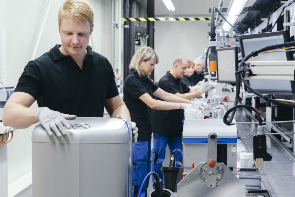 Fertigung eines Mercedes-Benz-Heimspiechers bei der Unternehmenstochter Deutsche Accumotive