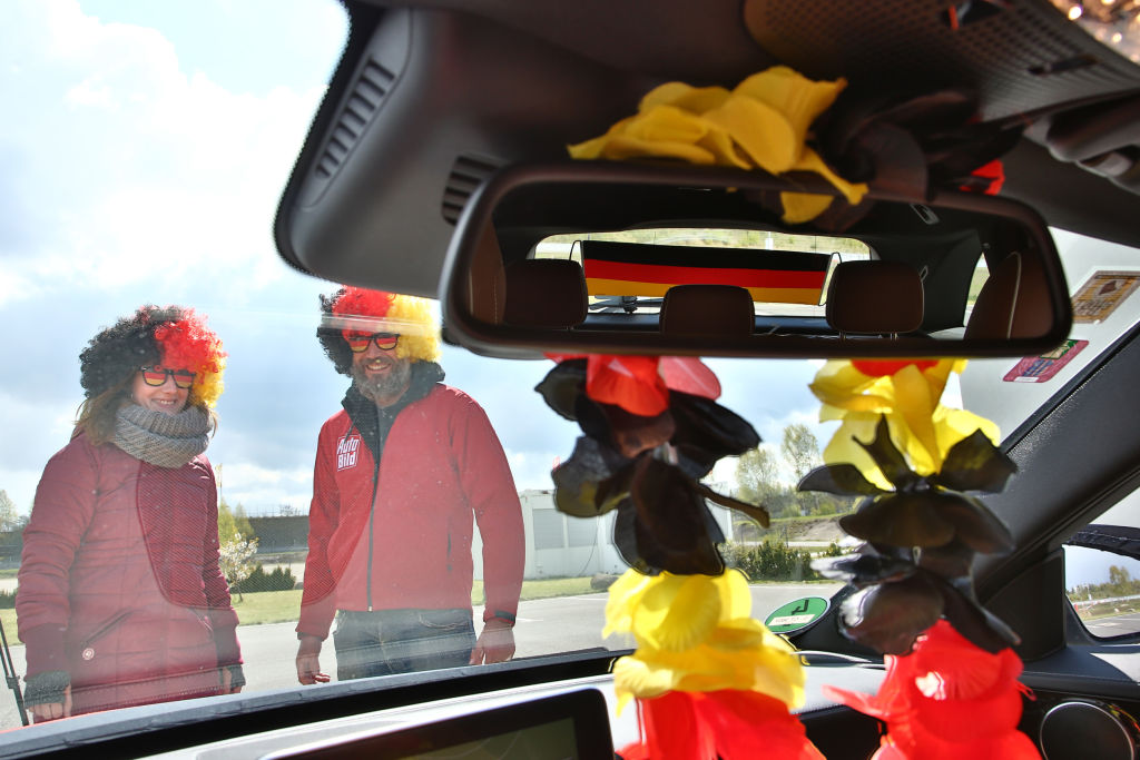 „Auto Bild“, Dekra und der Auto Club Europa haben zehn Fan-Artikel zur Fußball-Europameisterschaft getestet, die zur Befestigung am Auto vorgesehen sind