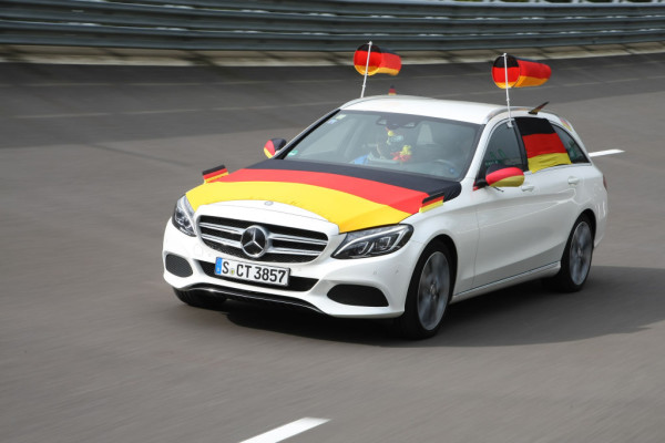 „Auto Bild“, Dekra und der Auto Club Europa haben zehn Fan-Artikel zur Fußball-Europameisterschaft getestet, die zur Befestigung am Auto vorgesehen sind