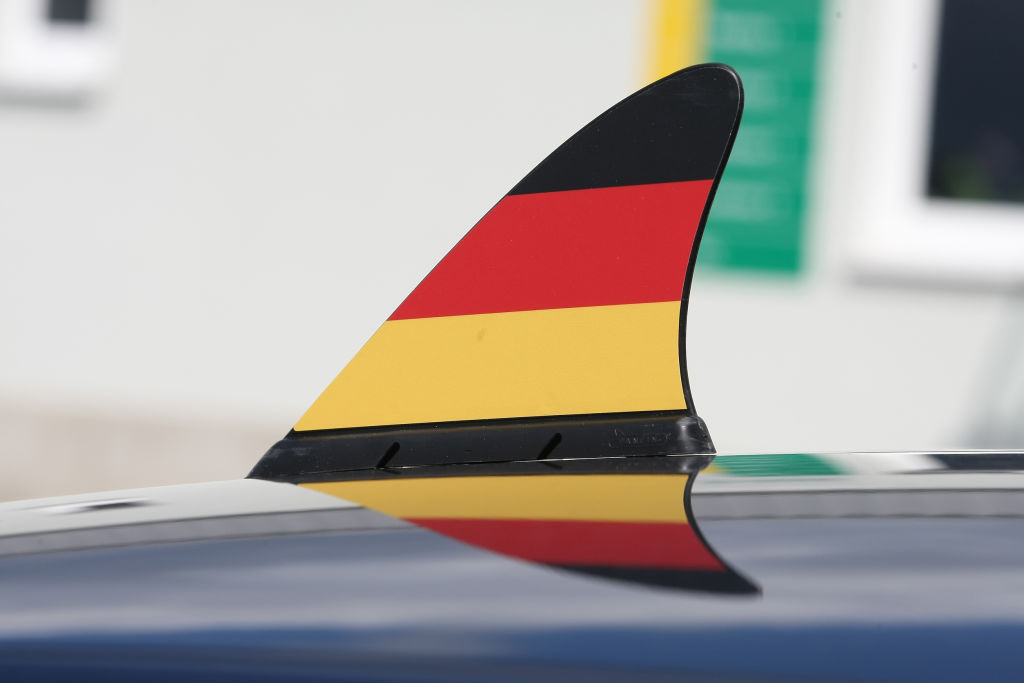 „Auto Bild“, Dekra und der Auto Club Europa haben Fan-Artikel zur Fußball-Europameisterschaft getestet, die zur Befestigung am Auto vorgesehen sind: Fanflosse