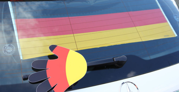 „Auto Bild“, Dekra und der Auto Club Europa haben Fan-Artikel zur Fußball-Europameisterschaft getestet, die zur Befestigung am Auto vorgesehen sind: Winkehand für den Heckscheibenwischer