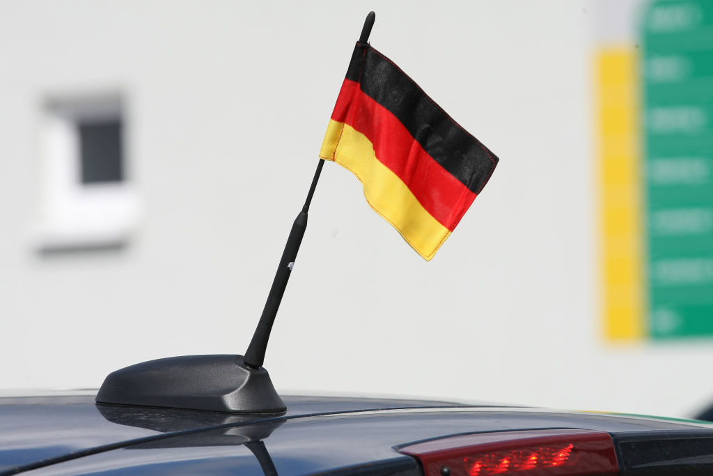 „Auto Bild“, Dekra und der Auto Club Europa haben Fan-Artikel zur Fußball-Europameisterschaft getestet, die zur Befestigung am Auto vorgesehen sind: Fähnchen für die Antenne. „Auto Bild“, Dekra und der Auto Club Europa haben Fan-Artikel zur Fußball-Europameisterschaft getestet, die zur Befestigung am Auto vorgesehen sind: Fähnchen für die Antenne