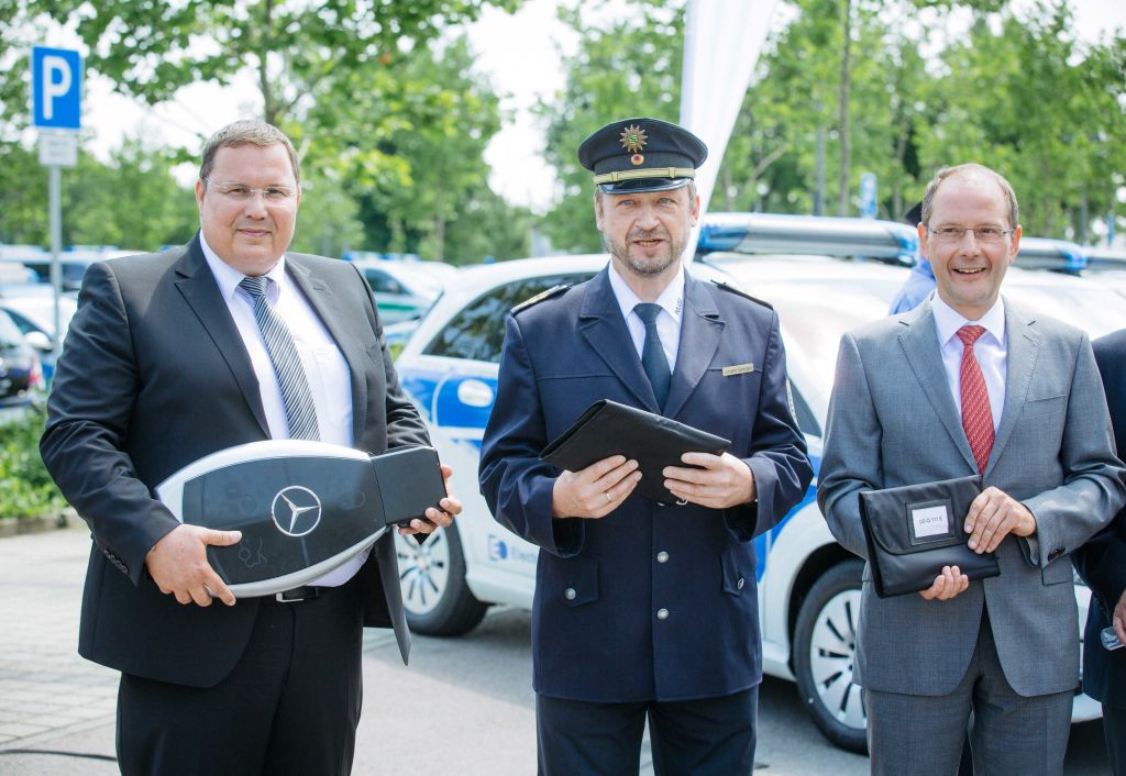 Sachsens Polizei stellt 24 Mercedes-Benz B 250 e in Dienst (von links): Kersten Trieb (Leiter Behörden und Sonderfahrzeuge im Mercedes-Benz Vertrieb Deutschland), Sachsens Polizeipräsident Jürgen Georgie und Markus Ulbig (Staatsminister des Innern).