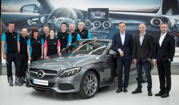Produktionsstart im Mercedes-Benz Werk Bremen: Markus Schäfer (3.v.r., Mitglied des Bereichsvorstands Mercedes-Benz Cars, Produktion und Supply Chain Management), Peter Theurer (2.v.r., Standortverantwortlicher Mercedes-Benz Werk Bremen) und Michael Peters (rechts, Betriebsratsvorsitzender Mercedes-Benz Werk Bremen) mit der Mannschaft beim Anlauf des neuen C-Klasse Cabriolets