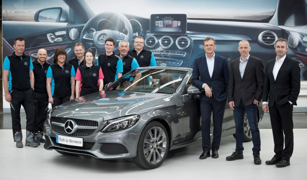Produktionsstart im Mercedes-Benz Werk Bremen: Markus Schäfer (3.v.r., Mitglied des Bereichsvorstands Mercedes-Benz Cars, Produktion und Supply Chain Management), Peter Theurer (2.v.r., Standortverantwortlicher Mercedes-Benz Werk Bremen) und Michael Peters (rechts, Betriebsratsvorsitzender Mercedes-Benz Werk Bremen) mit der Mannschaft beim Anlauf des neuen C-Klasse Cabriolets