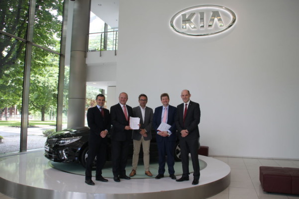 (von links): Andrea Di Censo General Manager Customer Experience - Kia Motors Europe, Uwe Hannes, Vice President Customer Quality - Kia Motors Europe, Erwin Manise, Director Sales Benelux - France and Automotive EMEA/APAC, Reevoo, Jackson Proes - Chief Commercial Officer (CCO), Reevoo, Michael Cole - Chief Operating Officer (COO), Kia Motors Europe