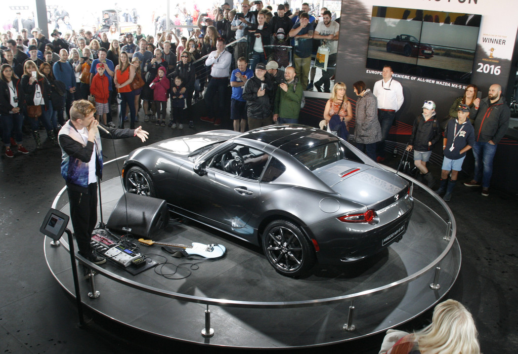 Der britische Musiker „The Petebox“ präsentiert in Goodwood den Mazda MX-5 RF